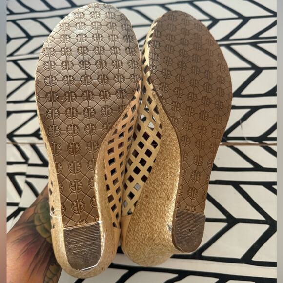 Lilly Pulitzer Resort Chic Ivory basket weave patent leather platform wedge - Picture 9 of 10